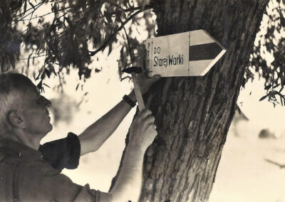 W. Krawczyk places signs for tourists, 1951