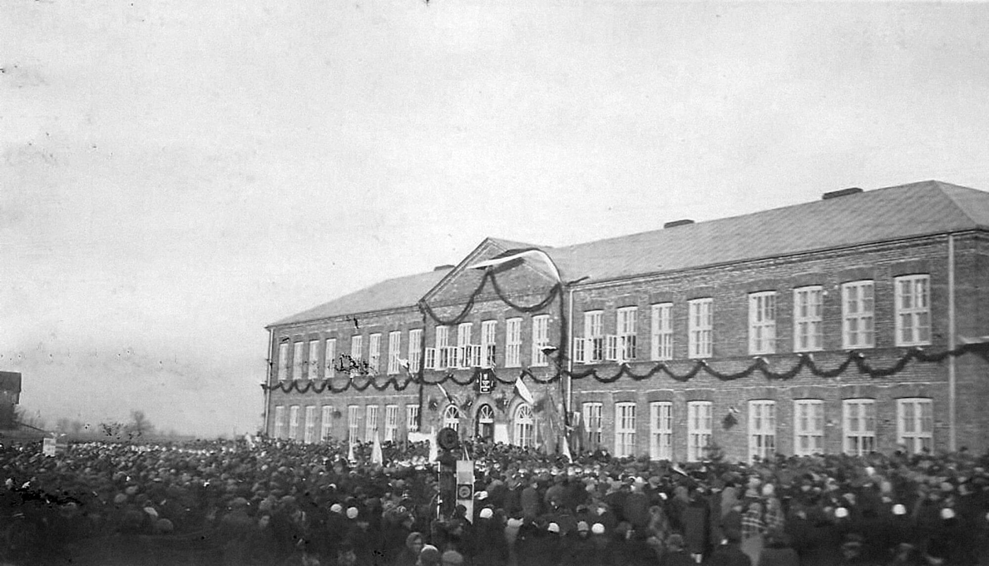 Rok 1930 otwarcie gmachu szkolnego, fotografia, 1 poł. XX w.
