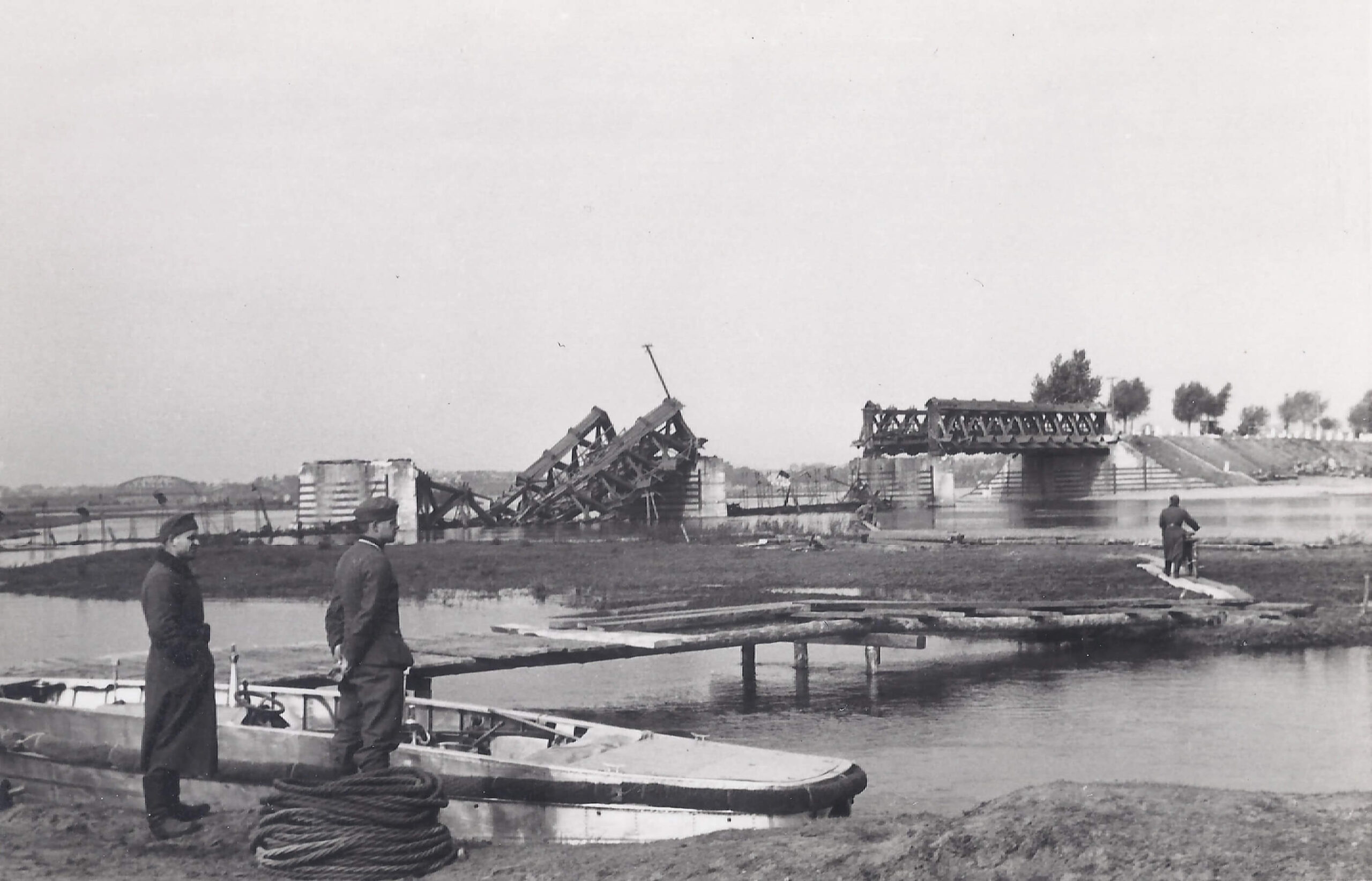 Zniszczony most drogowy na Pilicy w Warce, fotografia, 1 poł. XX w.