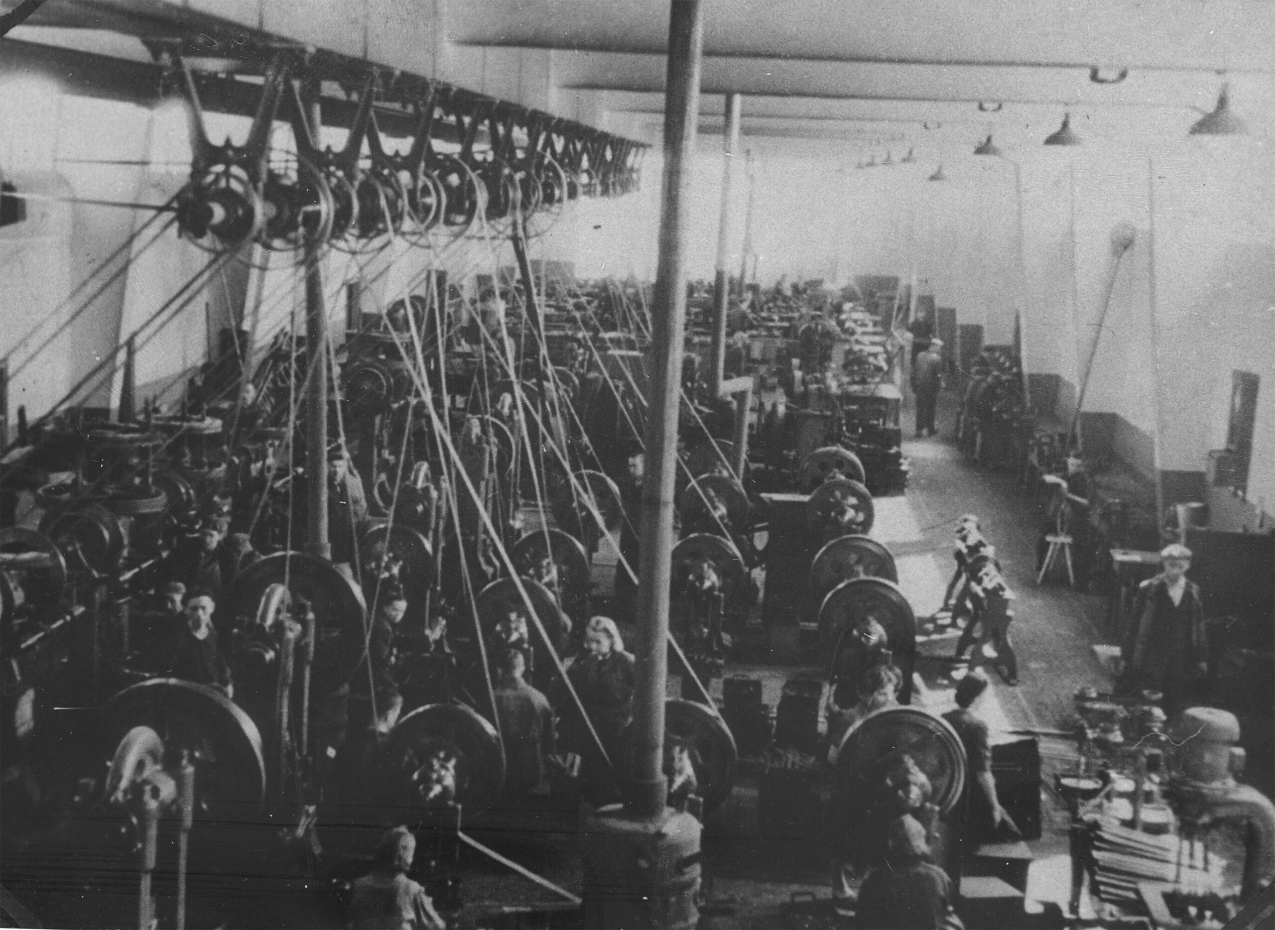 Wnętrze hali produkcyjnej fabryki, lata 1937-39