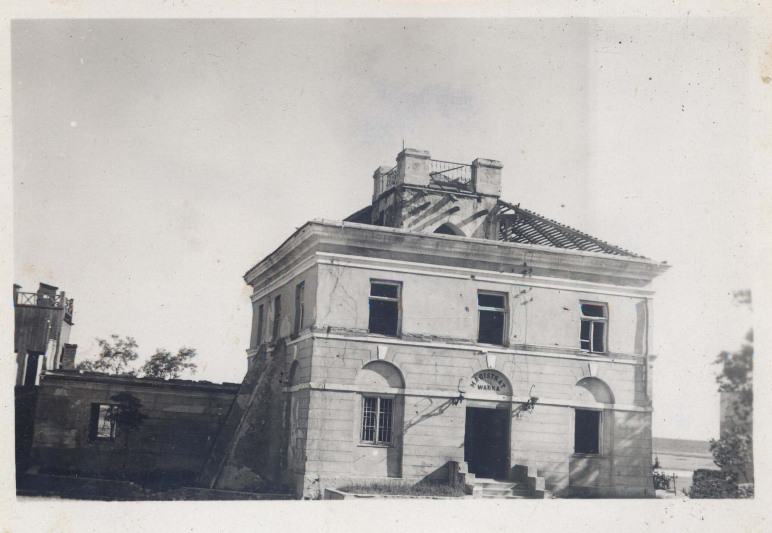 Zniszczony w czasie działań wojennych warecki ratusz, 1945 r