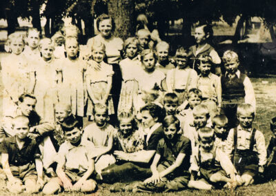 Michałów, uczniowie szkoły, zdjęcie archiwalne.