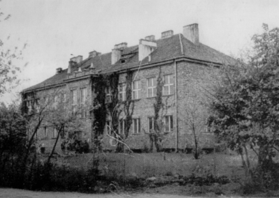 Ostrołęka, nowo oddany budynek szkoły w 1954 r.